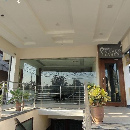 Silver Sands Hotel Chandīgarh Екстериор снимка