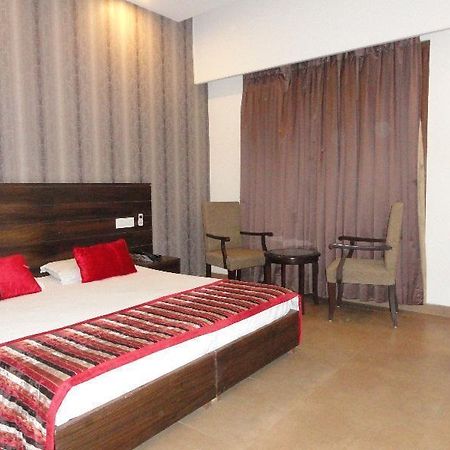 Silver Sands Hotel Chandīgarh Екстериор снимка
