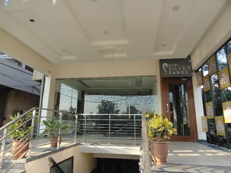 Silver Sands Hotel Chandīgarh Екстериор снимка