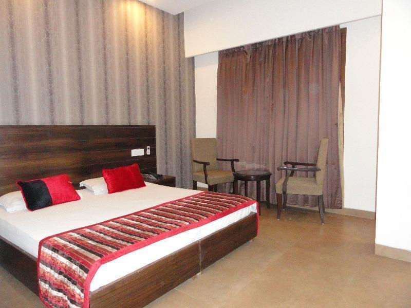 Silver Sands Hotel Chandīgarh Екстериор снимка